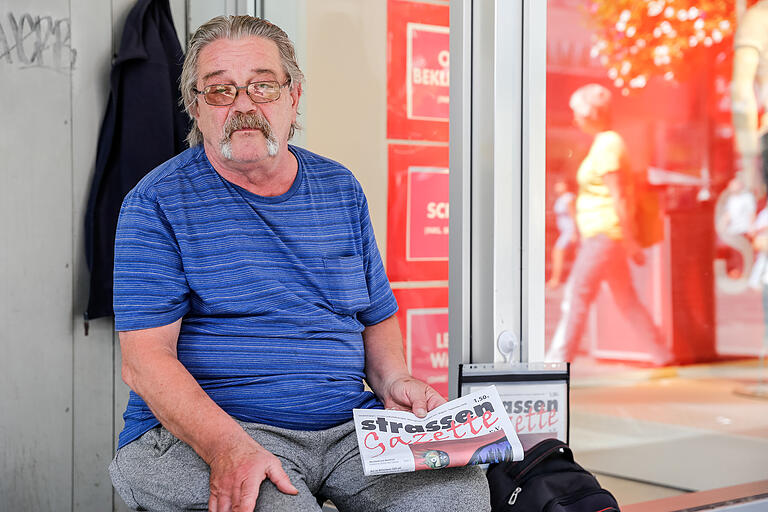 Obdachlosenzeitungsverkäufer während Corona: Heinz D. verkauft seit mehr als zwei Jahren die Obdachlosenzeitung in Würzburg. Obdachlosenzeitungsverkäufer während Corona: Heinz D. verkauft seit mehr als zwei Jahren die Obdachlosenzeitung in Würzburg.