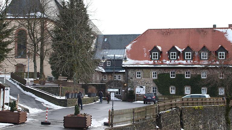 Das Kloster Kreuzberg im Winter vergangenen Jahres. Die Wirtsstuben in der Klosterschänke sind seit Verhängung des zweiten Lockdowns geschlossen. Fassbier aus der Klosterbrauerei wird zweimal in der Woche am Brauereitor an Privatleute verkauft. Das Kloster Kreuzberg im Winter vergangenen Jahres. Die Wirtsstuben in der Klosterschänke sind seit Verhängung des zweiten Lockdowns geschlossen. Fassbier aus der Klosterbrauerei wird zweimal in der Woche am Brauereitor an Privatleute verkauft.