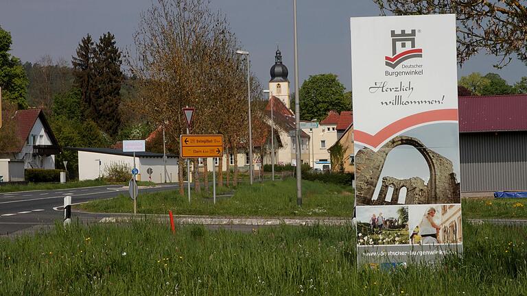 Das Begrüßungsschild für den 'Burgenwinkel' war in zwölf Jahren das einzige Projekt. Es sollen deswegen weitere Aktivitäten erfolgen. Das Begrüßungsschild für den 'Burgenwinkel' war in zwölf Jahren das einzige Projekt. Es sollen deswegen weitere Aktivitäten erfolgen.