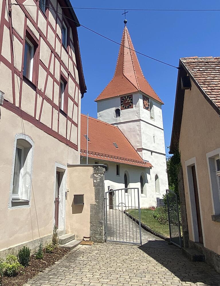 Die evangelische Kirche St. Wendelin steht erhöht über Bettenfeld und hat einen massiven Wehrturm. Sie bildet mit dem ehemaligen Schulhaus und dem ehemaligen Pfarrhaus ein schönes Ensemble. Die evangelische Kirche St. Wendelin steht erhöht über Bettenfeld und hat einen massiven Wehrturm. Sie bildet mit dem ehemaligen Schulhaus und dem ehemaligen Pfarrhaus ein schönes Ensemble.