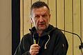 Dr. Volker Langhirt erläutert die Lebenssituation junger transidenter Menschen.