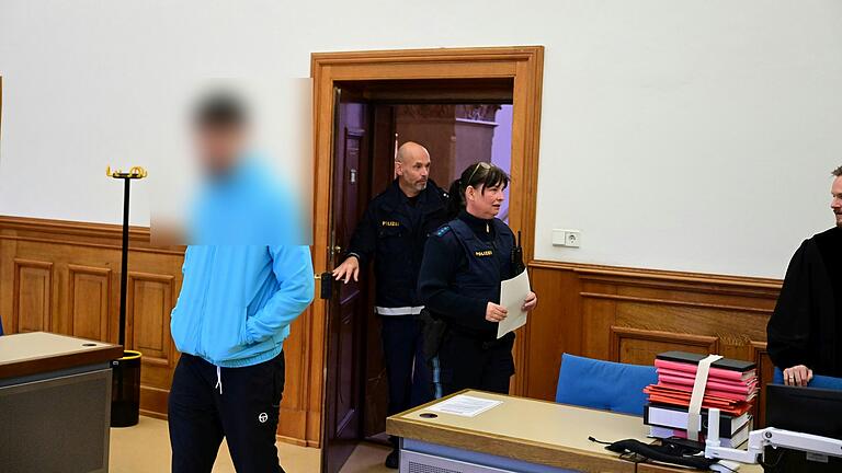 Der Angeklagte wird von zwei Polizeibeamten in den Gerichtssaal gebracht Der Angeklagte wird von zwei Polizeibeamten in den Gerichtssaal gebracht