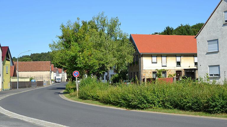 Die Ortsdurchfahrt von Weipoltshausen.