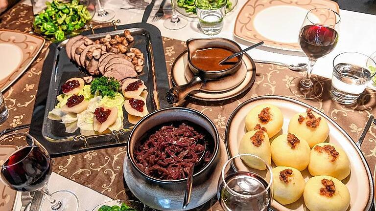 So lecker kann Weihnachten sein: Als Hauptgang gibt es Rehkeule mit Blaukraut und Klößen.