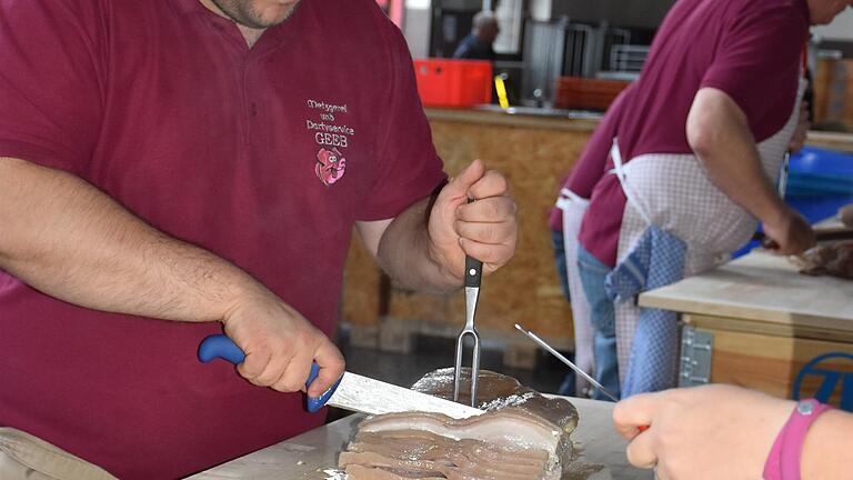 Scheiben schneiden im Akkord. Juniorchef Michael Geeb hatte reichlich zu tun. Scheiben schneiden im Akkord. Juniorchef Michael Geeb hatte reichlich zu tun.