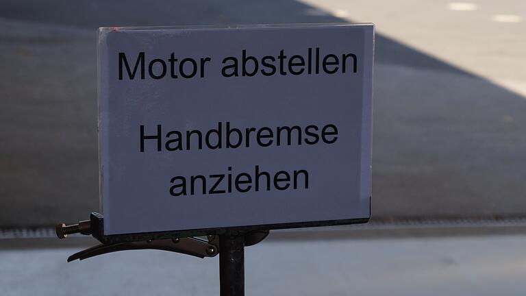 Wer sich am Drive-in des Landkreises auf Corona testen lassen will, muss genaue Anweisungen befolgen. Wer sich am Drive-in des Landkreises auf Corona testen lassen will, muss genaue Anweisungen befolgen.