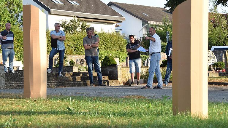 Fünf Stelen werden auf dem Friedhof von Salz aufgestellt, in deren Umfeld anonyme Urnenbestattungen ermöglicht werden, beschloss der Gemeinderat. Fünf Stelen werden auf dem Friedhof von Salz aufgestellt, in deren Umfeld anonyme Urnenbestattungen ermöglicht werden, beschloss der Gemeinderat.