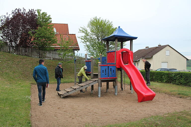 Der Gemeinderat nahm die Spielgeräte auf dem Spielplatz am Zentberg in Sondheim genauer unter die Lupe.