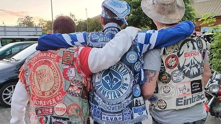 Bei Ultras und Hooligans unvorstellbar, bei Kutten nichts Besonderes: Fans von den Offenbacher Kickers, Darmstadt 98 und Eintracht Frankfurt liegen sich in den Armen. Bei Ultras und Hooligans unvorstellbar, bei Kutten nichts Besonderes: Fans von den Offenbacher Kickers, Darmstadt 98 und Eintracht Frankfurt liegen sich in den Armen.