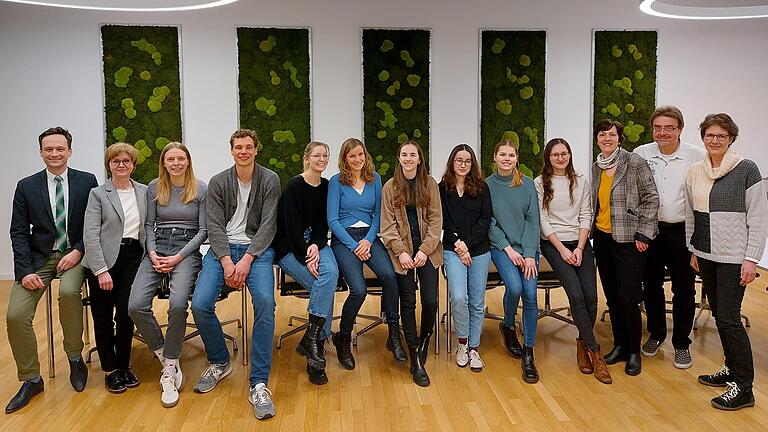 Sieben Medizinstudentinnen und ein Medizinstudent absolvierten das Schweinfurter 'Praktikum Plus' in der Region. Empfangen wurden sie von Landrat Florian Töpper und Bürgermeisterin Bettina Bärmann (von links) im Rathaus in Niederwerrn, den Vertretern der Arbeitsgruppe Landärzte (von rechts) Dr. Astrid und Dr. Jürgen Schott sowie Anja Lehmeyer (Gesundheitsregion-Plus). Sieben Medizinstudentinnen und ein Medizinstudent absolvierten das Schweinfurter 'Praktikum Plus' in der Region. Empfangen wurden sie von Landrat Florian Töpper und Bürgermeisterin Bettina Bärmann (von links) im Rathaus in Niederwerrn, den Vertretern der Arbeitsgruppe Landärzte (von rechts) Dr. Astrid und Dr. Jürgen Schott sowie Anja Lehmeyer (Gesundheitsregion-Plus).