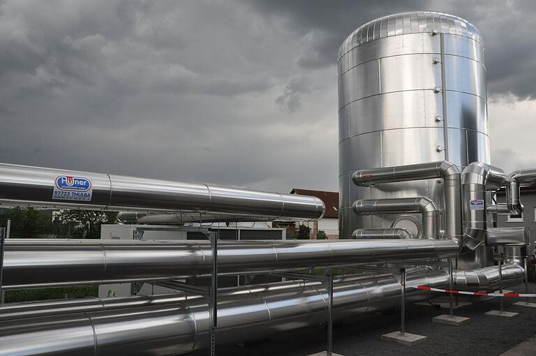 Die Heizzentrale des Fernwärmenetzes beinhaltet zwei Großwärmepumpen, einen Warmwasserspeicher, einen Elektrokessel sowie einen Hackschnitzelkessel für Spitzenlastzeiten. Die Heizzentrale des Fernwärmenetzes beinhaltet zwei Großwärmepumpen, einen Warmwasserspeicher, einen Elektrokessel sowie einen Hackschnitzelkessel für Spitzenlastzeiten.