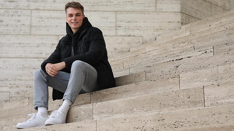 Führt der Weg nach oben oder unten? Rechtsverteidiger Julius Landeck denkt sowohl für sich als auch den FC 05 Schweinfurt positiv. Führt der Weg nach oben oder unten? Rechtsverteidiger Julius Landeck denkt sowohl für sich als auch den FC 05 Schweinfurt positiv.