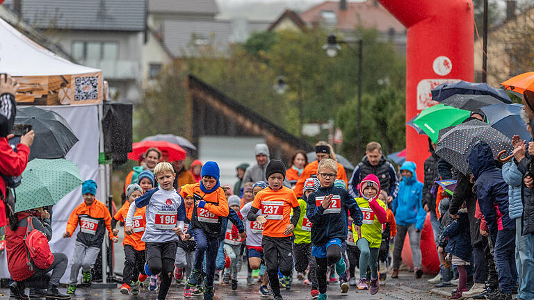 Bocksbeutellauf Thüngersheim       -  Rund 250 Läuferinnen und Läufer nehmen am Sonntag (05.11.23) beim Bocksbeutellauf in Thüngersheim teil. Unser Bild zeigt den Kinderlauf U8/U6 über eine Distanz von 925 Meter.