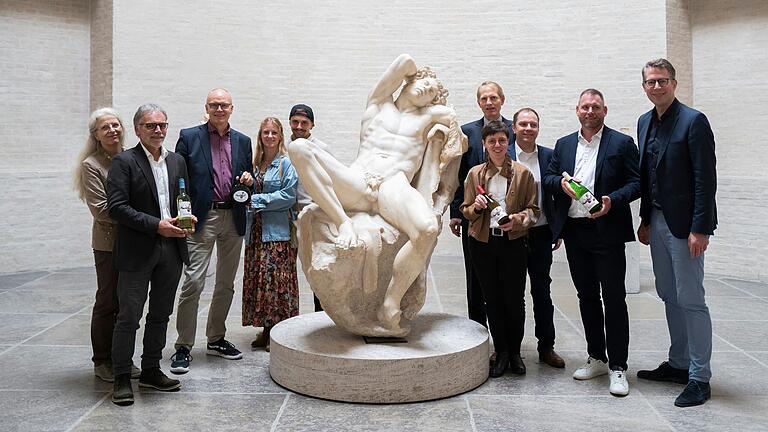 Sieger und Silvaner (v.l.): Ingrid und Clemens Fröhlich, Thomas Hammerich (Bürgerspital), Jacqueline und Philip Fröhlich, Florian Knauß (Leiter Glyptothek), Manuela und Matthias Stumpf, Patrick Braun und Kunstminister Markus Blume (CSU) mit dem 'Barberinischen Faun'. Sieger und Silvaner (v.l.): Ingrid und Clemens Fröhlich, Thomas Hammerich (Bürgerspital), Jacqueline und Philip Fröhlich, Florian Knauß (Leiter Glyptothek), Manuela und Matthias Stumpf, Patrick Braun und Kunstminister Markus Blume (CSU) mit dem 'Barberinischen Faun'.