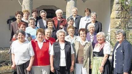 So sehen sie heute aus. Beim Klassentreffen nach 50 Jahren waren auch die damalige Schulleiterin Paula Rothkopf (Dritte von rechts) und deren Nachfolgerinnen Elisabeth Freund (dahinter) sowie Doris Hartan-Khan (rechts oben) dabei.