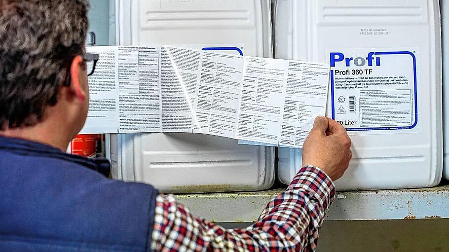 Bauern uneins über Glyphosat-Einsatz       -  Kanisterweise Glyphosat sind bei der Pflanzenbau-Genossenschaft in Jesendorf (Mecklenburg-Vorpommern) gelagert.
