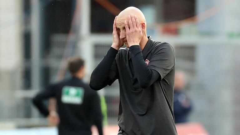 Können die Würzburger Kickers und Trainer Ralf Santelli trotz zwei positiver Coronatests von Spielern beim Karlsruher SC antreten? Können die Würzburger Kickers und Trainer Ralf Santelli trotz zwei positiver Coronatests von Spielern beim Karlsruher SC antreten?