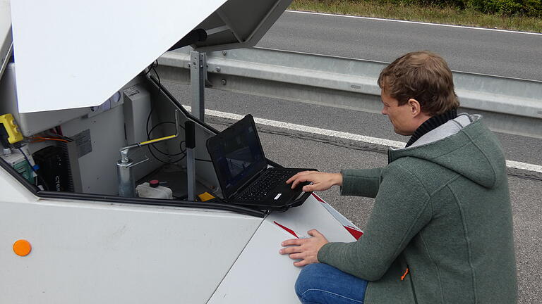 Vor jedem Einsatz wird das Gerät von einem Beamten per Laptop justiert. Vor jedem Einsatz wird das Gerät von einem Beamten per Laptop justiert.
