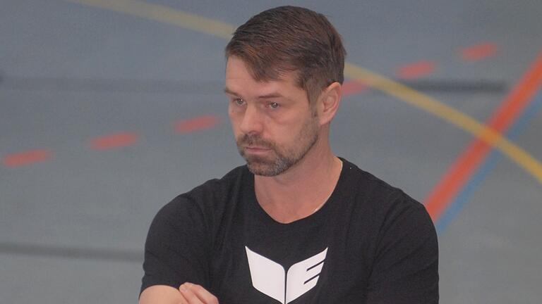 Der finstere Blick des Segnitzer Trainers Uli Lauck im Spitzenspiel gegen den TSV Dennach spricht Bände: Die Segnitzerinnen verloren gegen den Tabellenführer, obwohl selbst Außenstehende in diesem Spiel einen Sieg der Gastgeberinnen erwartet hatten. Der finstere Blick des Segnitzer Trainers Uli Lauck im Spitzenspiel gegen den TSV Dennach spricht Bände: Die Segnitzerinnen verloren gegen den Tabellenführer, obwohl selbst Außenstehende in diesem Spiel einen Sieg der Gastgeberinnen erwartet hatten.
