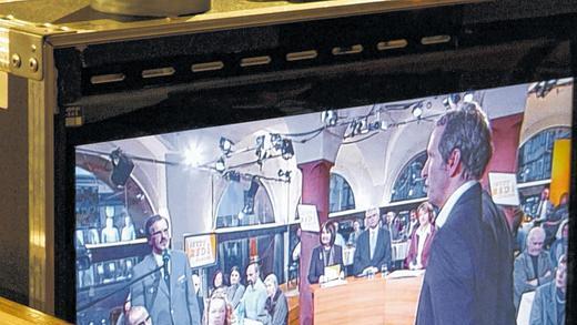 Im Monitor: Moderator Tilmann Schöberl (rechts) im Gespräch mit THW-Mann Michael Nätscher.
