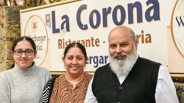 Führen in Hettstadt die Pizzeria mit dem besonderen Namen: Singh Baldwinderjit (von rechts), seine Frau Jaswinder Kaur und Tochter Snower Baldwinderjit. Führen in Hettstadt die Pizzeria mit dem besonderen Namen: Singh Baldwinderjit (von rechts), seine Frau Jaswinder Kaur und Tochter Snower Baldwinderjit. 