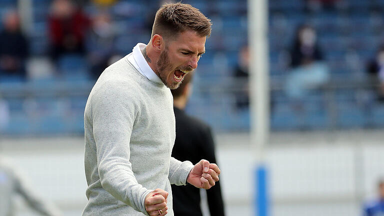 Trainer Tobias Strobl (1. FC Schweinfurt 05) jubelt.