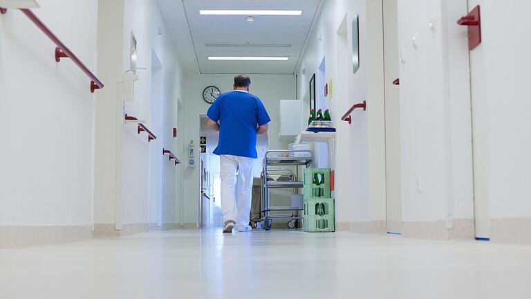 Droht ein Pflegenotstand? Immer mehr Menschen, die in Gesundheitsberufen arbeiten, wollen ihrem alten Job den Rücken kehren. Droht ein Pflegenotstand? Immer mehr Menschen, die in Gesundheitsberufen arbeiten, wollen ihrem alten Job den Rücken kehren.