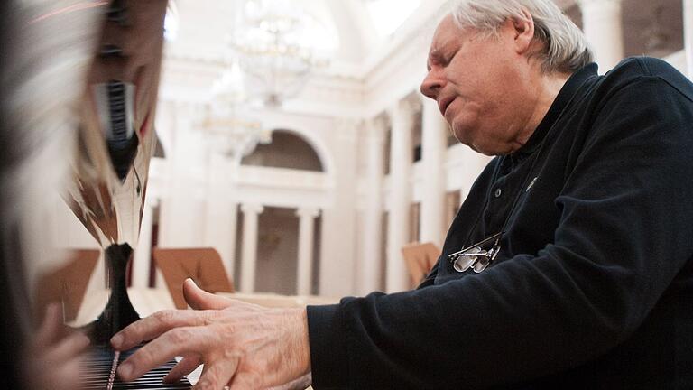 Grigory Sokolov, einer der bedeutendsten Pianisten der Gegenwart, gastiert in Weikersheim. Grigory Sokolov, einer der bedeutendsten Pianisten der Gegenwart, gastiert in Weikersheim.