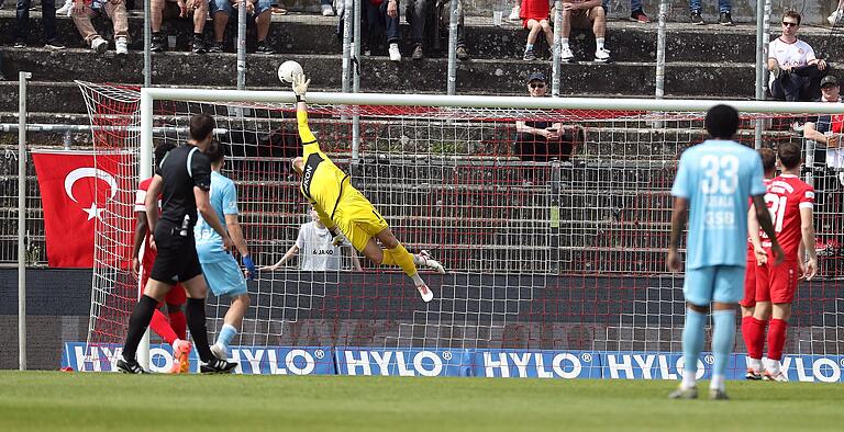 Flugeinlage: Kickers-Torhüter Johan Hipper pariert einen Freistoß des Münchners Mario Crnicki. Flugeinlage: Kickers-Torhüter Johan Hipper pariert einen Freistoß des Münchners Mario Crnicki.