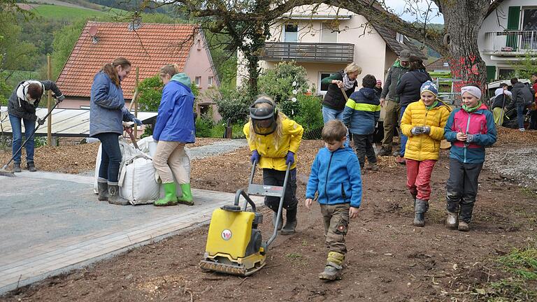 300 Jugendliche aus dem Dekanat Tauberbischofsheim waren bei sozialen, karitativen und ökologischen Projekten im Einsatz. Hier in Werbach, bei der Umgestaltung eines Gartens, der als Begegnungsort fungieren soll.