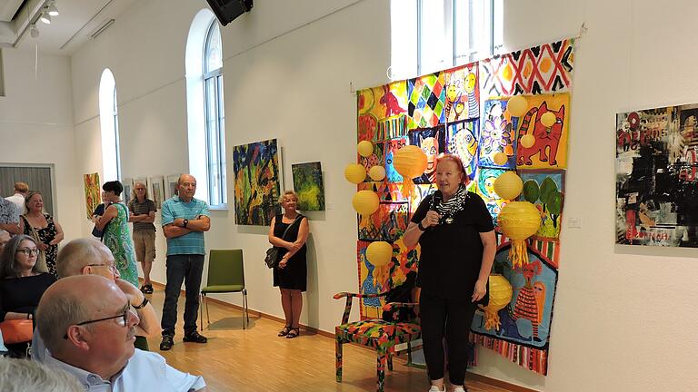 Bei der Vernissage der Künstlergruppe 'Kontraste' erläuterte Brigitte Heck ihre Installation 'Lucky und die Glückshormone'. Bei der Vernissage der Künstlergruppe 'Kontraste' erläuterte Brigitte Heck ihre Installation 'Lucky und die Glückshormone'.