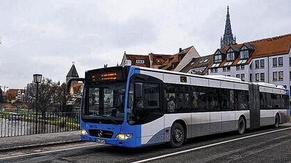 Mehr Geld gefordert: Ein Bus des Unternehmens Schwaben Mobil fährt in Ulm über die Donau ins bayerische Neu-Ulm. Seit März 2012 streikt mit Unterbrechungen ein Teil der angestellten Fahrer.