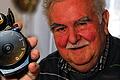 Wichtige technische Hilfe für Schwerhörige: Mit Hilfe einer Induktionsschleife kann Theo Köller das Fernsehprogramm wieder verstehen.