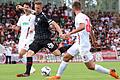 Kickers-Neuzugang Janik Bachmann (am Ball gegen die Augsburger Simon Asta und Dong-Wong Ji) drängt sich in der Vorbereitung mit guten Leistungen für die Rolle als Neumann-Nachfolger in der Abwehrkette förmlich auf.