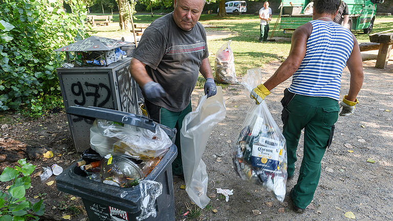 Rückt dem Müll auf den städtischen Grillplätzen täglich zu Leibe: Gärtner Günter Siedler ist ab 6 Uhr mit Kollegen unterwegs. Foto: Thomas Obermeier