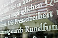 Das Wort Pressefreiheit ist in einem Ausschnitt des Artikels 5 des Grundgesetzes auf einer Glasscheiben am Außenhof eines Bundestagsgebäudes in Berlin zu sehen. Der Artikel 5 schützt die Meinungs- und Pressefreiheit in Deutschland.