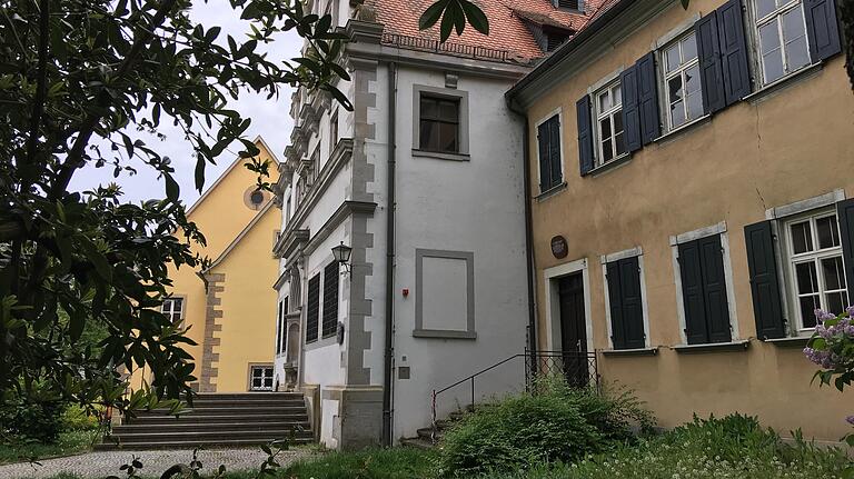 Im Alten Gymnasium (links) sind die Aktionsräume des Kulturforums am Martin-Luther-Platz geplant, im Stadtschreiberhaus daneben kommt die Verwaltung unter. Im Alten Gymnasium (links) sind die Aktionsräume des Kulturforums am Martin-Luther-Platz geplant, im Stadtschreiberhaus daneben kommt die Verwaltung unter.