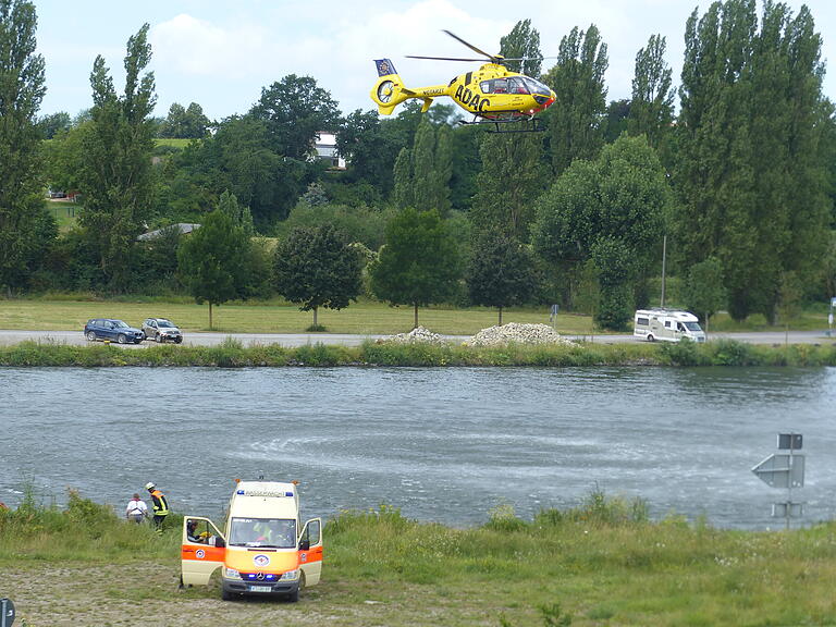 Der ADAC-Rettungshubschrauber Christoph 18 aus Ochsenfurt unterstützte von der Luft aus die Vermisstensuche auf dem Main und an dessen Ufern. Zudem war ein Polizeihubschrauber mit Wärmebildkamera im Einsatz. Der ADAC-Rettungshubschrauber Christoph 18 aus Ochsenfurt unterstützte von der Luft aus die Vermisstensuche auf dem Main und an dessen Ufern. Zudem war ein Polizeihubschrauber mit Wärmebildkamera im Einsatz.