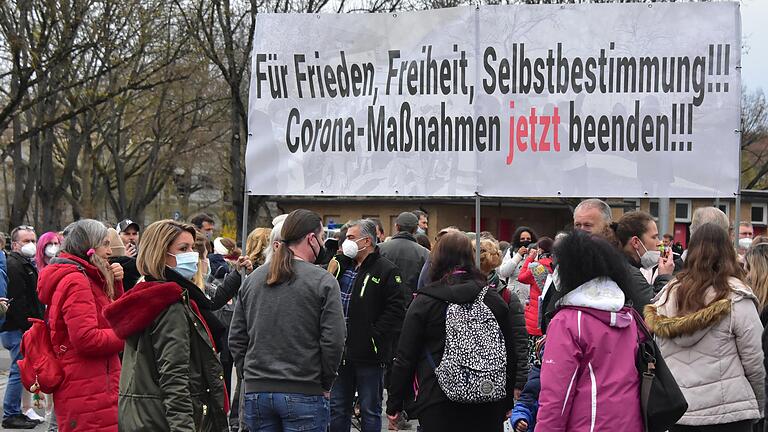 Impression von der zweiten SWADS-Demo am 9. April auf dem Volksfestplatz. Für den 1. Mai hat das Bündnis erneut zu einer Kundgebung aufgerufen, der ebenfalls beantragte Demonstrationszug wurde von der Stadt verboten. Impression von der zweiten SWADS-Demo am 9. April auf dem Volksfestplatz. Für den 1. Mai hat das Bündnis erneut zu einer Kundgebung aufgerufen, der ebenfalls beantragte Demonstrationszug wurde von der Stadt verboten.