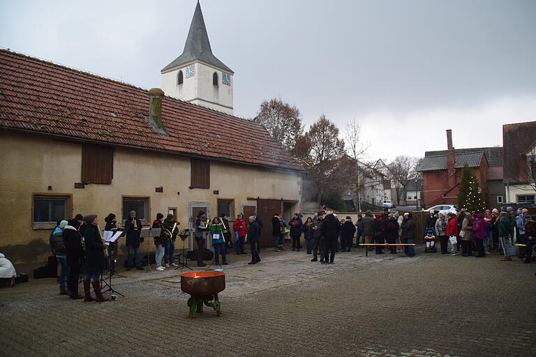 Im Hof der Familie Zobel fand heuer die Dorfweihnacht statt. Im Hof der Familie Zobel fand heuer die Dorfweihnacht statt.