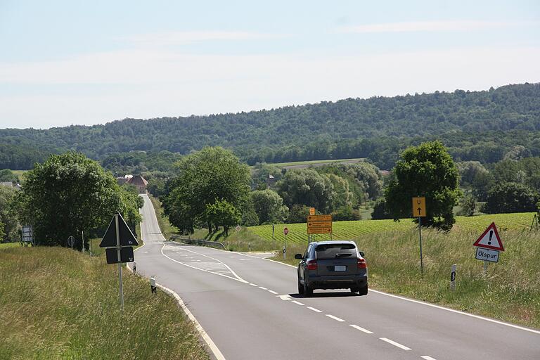 Die Kreuzung, an der es immer wieder kracht, ist schon von Weitem erkennbar. Der Verkehr fließt auf kerzengerader Strecke darauf zu. Die Kreuzung, an der es immer wieder kracht, ist schon von Weitem erkennbar. Der Verkehr fließt auf kerzengerader Strecke darauf zu.