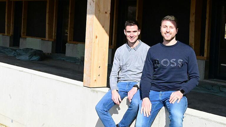 Michael Volk und Nico da Silva Teixiera (von rechts) freuen sich, dass es bald endlich losgeht mit ihrer Wachtelzucht und dem Vertrieb. Michael Volk und Nico da Silva Teixiera (von rechts) freuen sich, dass es bald endlich losgeht mit ihrer Wachtelzucht und dem Vertrieb.