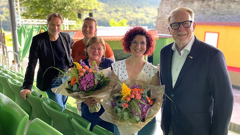 Hans Michelbach (von rechts) ehrte Isabell Lang und Gabriele Bayerschmidt für 20 Jahre Bühnenpräsenz bei den Scherenburgfestspielen. Mit dabei Geschäftsführerin Isabell Lützler und der künstlerische Leiter Dirk Waanders. Hans Michelbach (von rechts) ehrte Isabell Lang und Gabriele Bayerschmidt für 20 Jahre Bühnenpräsenz bei den Scherenburgfestspielen. Mit dabei Geschäftsführerin Isabell Lützler und der künstlerische Leiter Dirk Waanders.