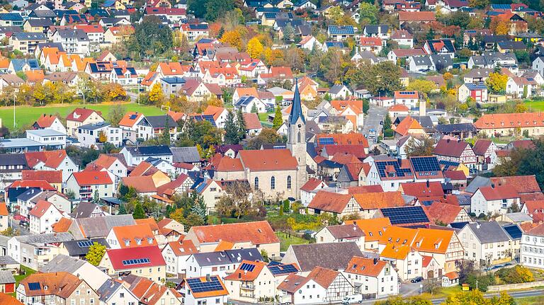 Nicht die Julisonne, sondern die Novembersonne rückt hier die Ortschaft Obertheres ins schönste Scheinwerferlicht.&nbsp;