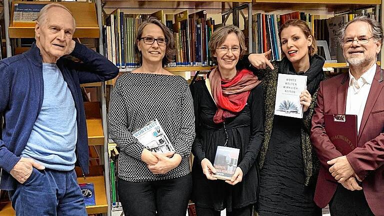 Fertiges in Händen, Manuskripte im Blick: (von links) Erhard Löblein, Ulrike Sosnitza, Ulrike Schäfer, Pauline Füg und Amadé Esperer versprechen ein spannenden Literaturjahr. PAT CHRIST