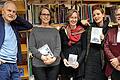 Fertiges in Händen, Manuskripte im Blick: (von links) Erhard Löblein, Ulrike Sosnitza, Ulrike Schäfer, Pauline Füg und Amadé Esperer versprechen ein spannenden Literaturjahr. PAT CHRIST
