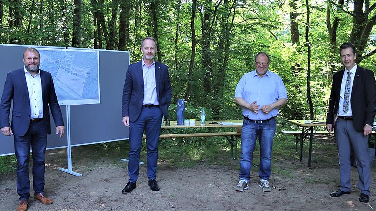 Landrat Thomas Eberth (links) und Oberbürgermeister Christian Schuchardt (rechts) dankten dem bisherigen Geschäftsleiter des Zweckverbands Erholungs- und Wandergebiet Würzburg, Michael Dröse (Zweiter von links), für sein Engagement. Er hatte bereits erste Überlegungen zur Wiederbelebung des Freizeitgeländes im Guttenberger Forst angestoßen. Sein Nachfolger Martin Umscheid (Zweiter von rechts) freut sich darauf, die Planungen weiter voranzutreiben. Landrat Thomas Eberth (links) und Oberbürgermeister Christian Schuchardt (rechts) dankten dem bisherigen Geschäftsleiter des Zweckverbands Erholungs- und Wandergebiet Würzburg, Michael Dröse (Zweiter von links), für sein Engagement. Er hatte bereits erste Überlegungen zur Wiederbelebung des Freizeitgeländes im Guttenberger Forst angestoßen. Sein Nachfolger Martin Umscheid (Zweiter von rechts) freut sich darauf, die Planungen weiter voranzutreiben.