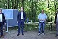 Landrat Thomas Eberth (links) und Oberbürgermeister Christian Schuchardt (rechts) dankten dem bisherigen Geschäftsleiter des Zweckverbands Erholungs- und Wandergebiet Würzburg, Michael Dröse (Zweiter von links), für sein Engagement. Er hatte bereits erste Überlegungen zur Wiederbelebung des Freizeitgeländes im Guttenberger Forst angestoßen. Sein Nachfolger Martin Umscheid (Zweiter von rechts) freut sich darauf, die Planungen weiter voranzutreiben.