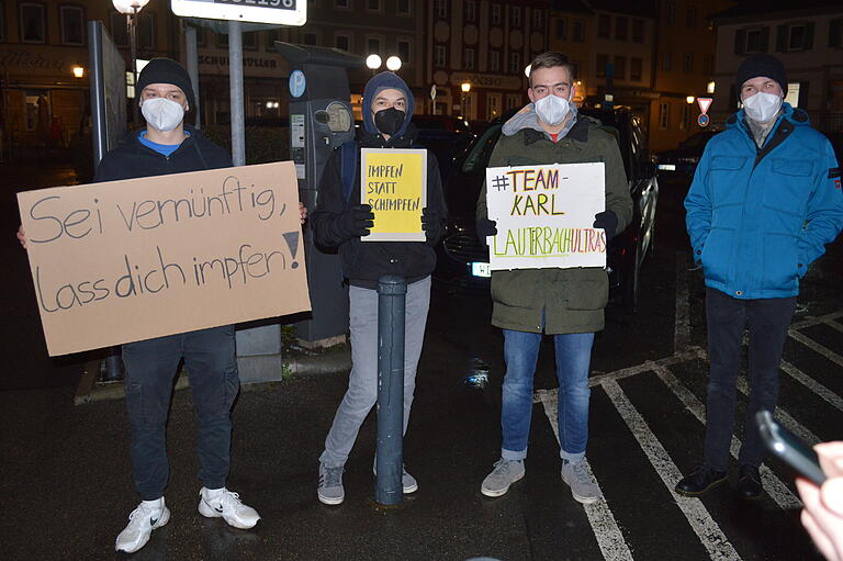 Eine kleine Gruppe junger Leute aus der Umgebung von Bad Königshofen sprach sich am Rande der Demonstration für das Impfen aus. Eine kleine Gruppe junger Leute aus der Umgebung von Bad Königshofen sprach sich am Rande der Demonstration für das Impfen aus.