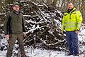 Bauhofleiter Jacob Matusik (rechts) und Forsttechniker Phillip Theobald stehen vor einem Wurzelberg im Wasserschutzgebiet bei Halsheim. Darunter: Bauschutt und anderer Unrat.